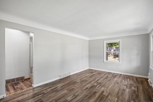 3 E Bell Avenue, Des Moines, IA 50315