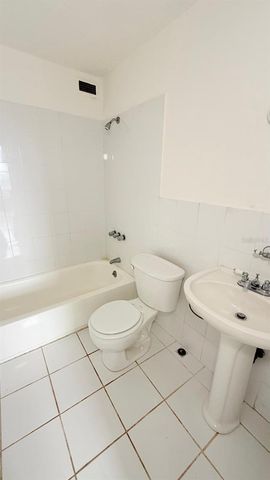 37 ISLA VERDE AVE. 203, Carolina, PR 00979