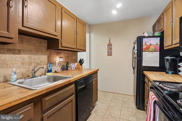 4 EDWARD RUTLEDGE, Turnersville, NJ 08012