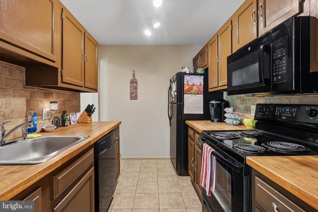 4 EDWARD RUTLEDGE, Turnersville, NJ 08012