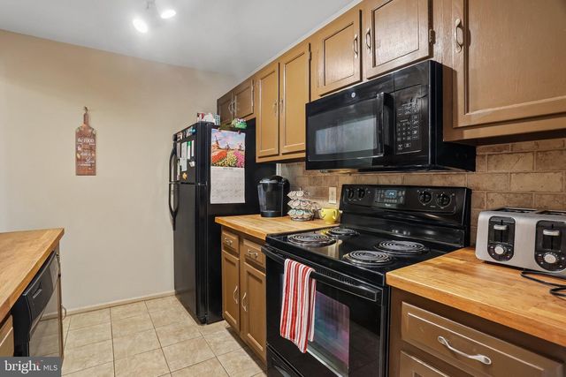 4 EDWARD RUTLEDGE, Turnersville, NJ 08012