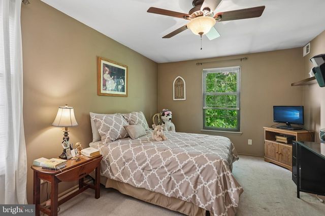 4 EDWARD RUTLEDGE, Turnersville, NJ 08012