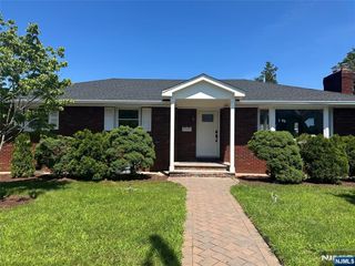 2-15 30th Street, Fair Lawn, NJ 07410