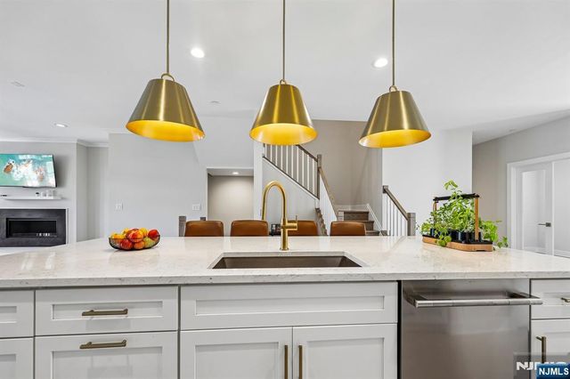 16 Goldfinch Drive, Upper Saddle River, NJ 07458
