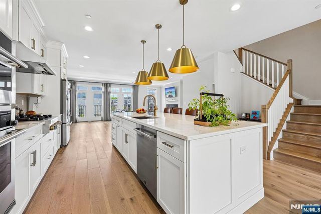 16 Goldfinch Drive, Upper Saddle River, NJ 07458