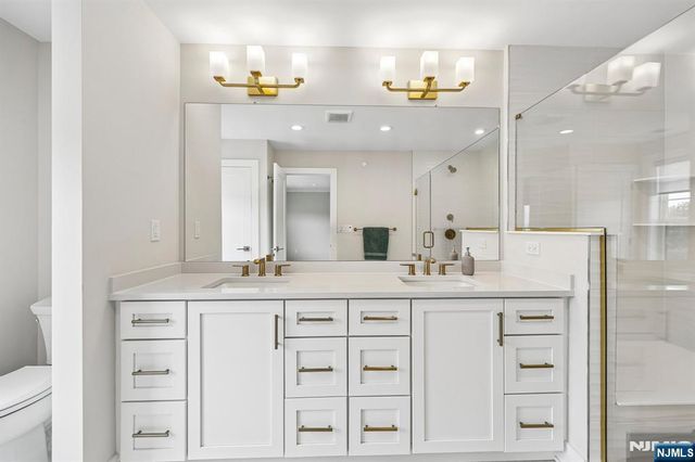 16 Goldfinch Drive, Upper Saddle River, NJ 07458