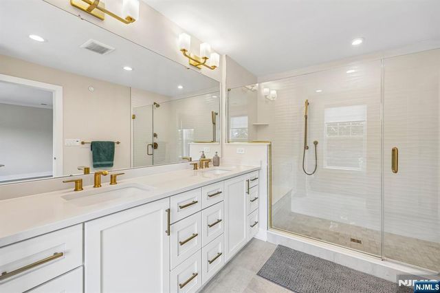 16 Goldfinch Drive, Upper Saddle River, NJ 07458