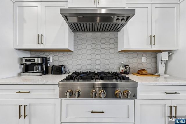 16 Goldfinch Drive, Upper Saddle River, NJ 07458