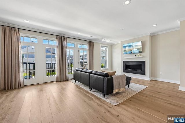 16 Goldfinch Drive, Upper Saddle River, NJ 07458