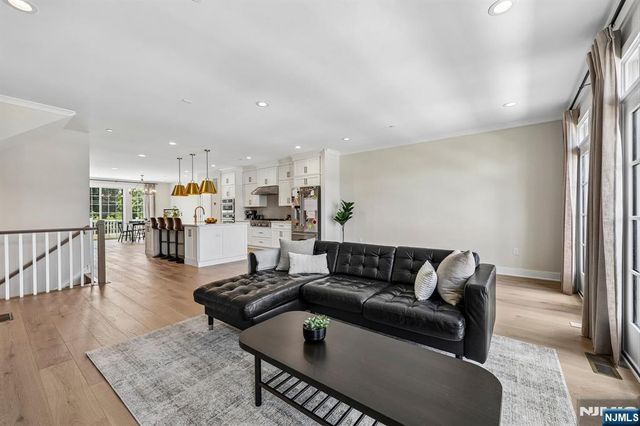 16 Goldfinch Drive, Upper Saddle River, NJ 07458