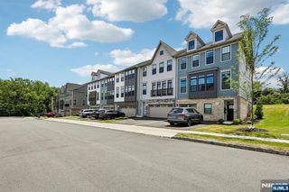 16 Goldfinch Drive, Upper Saddle River, NJ 07458