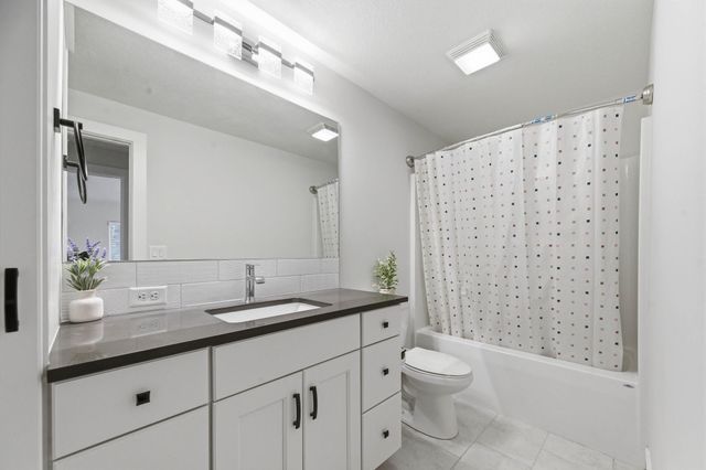 1113 W Lakeway Ct, Andover, KS 67002