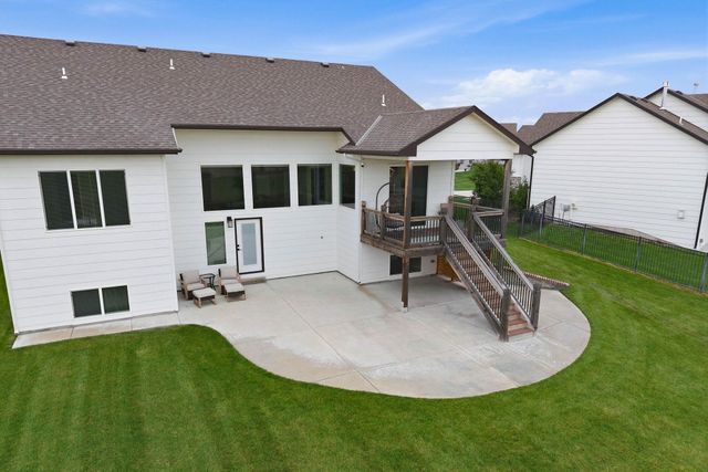 1113 W Lakeway Ct, Andover, KS 67002