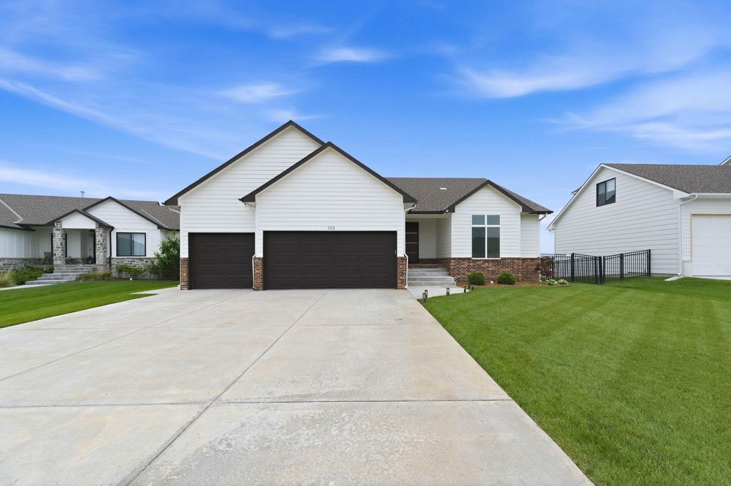 1113 W Lakeway Ct, Andover, KS 67002