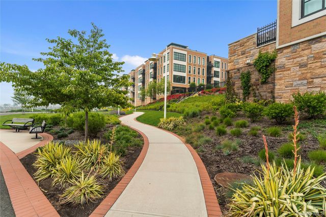 100 Garvies Point Road 1311, Glen Cove, NY 11542
