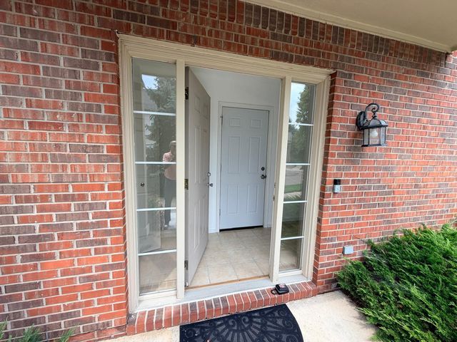 26201 Chesapeake Circle, Walled Lake, MI 48390