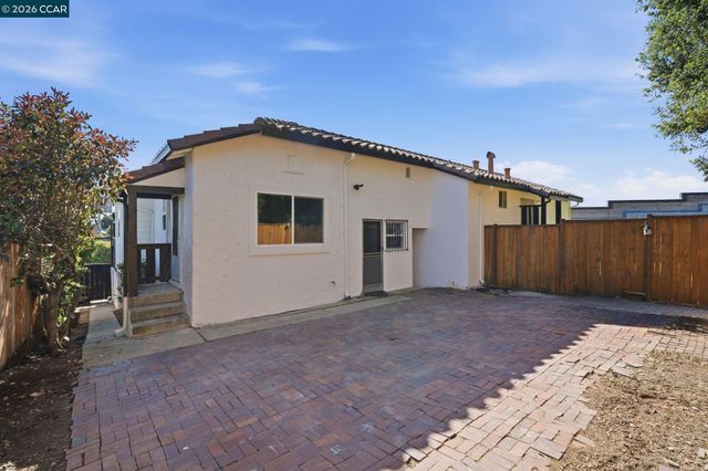 1532 Mariposa St, Richmond, CA 94804