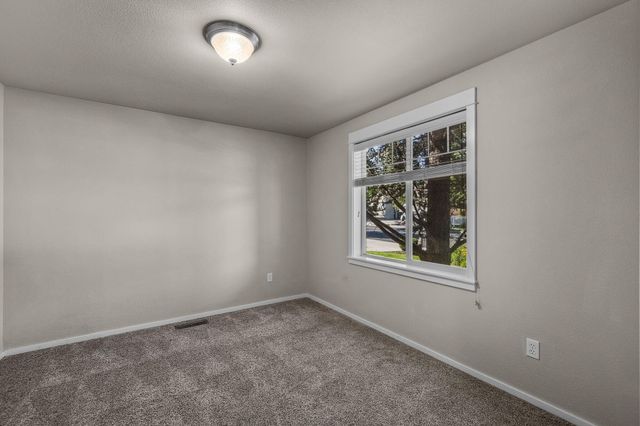 3650 SW 30th Street, Redmond, OR 97756