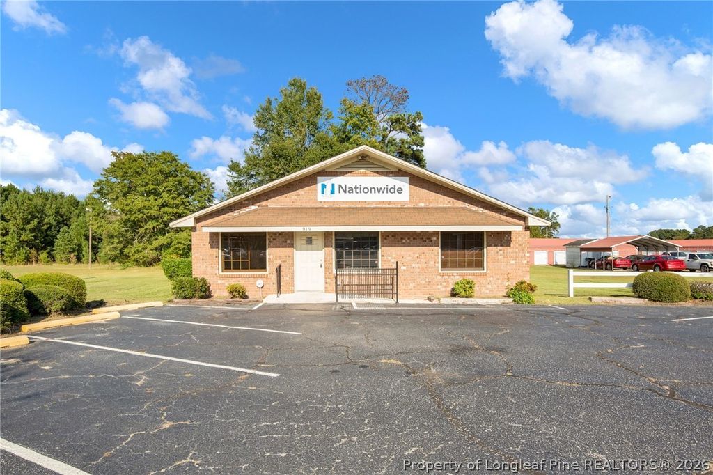 919 E Fourth Street E, Red Springs, NC 28377 — exterior