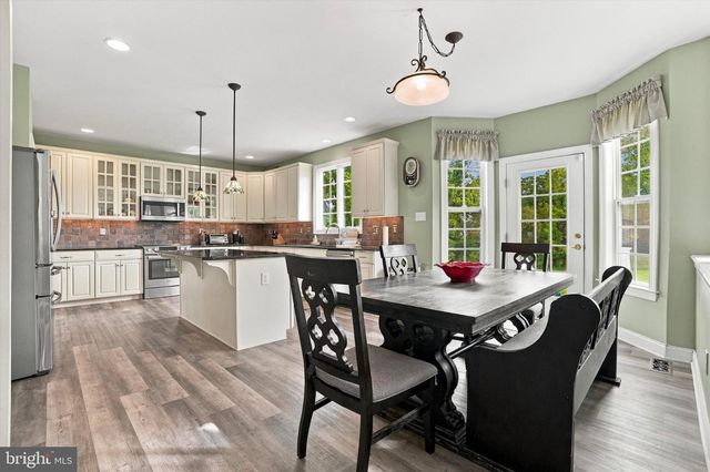 10 HARTFELD RD, Newtown, PA 18940
