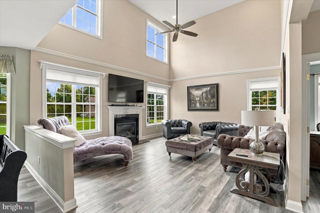 10 HARTFELD RD, Newtown, PA 18940
