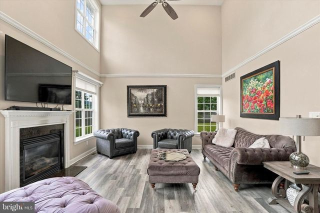 10 HARTFELD RD, Newtown, PA 18940