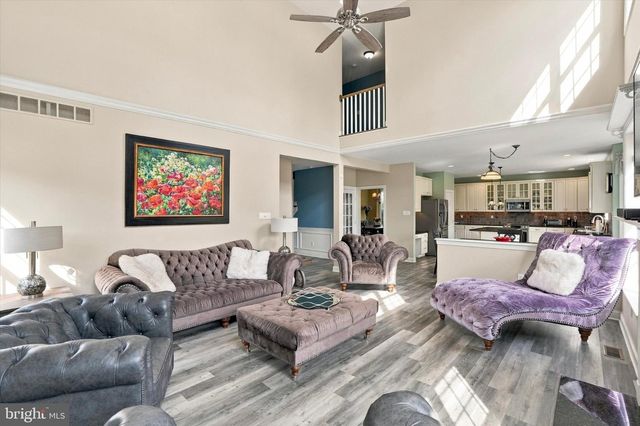 10 HARTFELD RD, Newtown, PA 18940