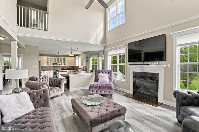 10 HARTFELD RD, Newtown, PA 18940