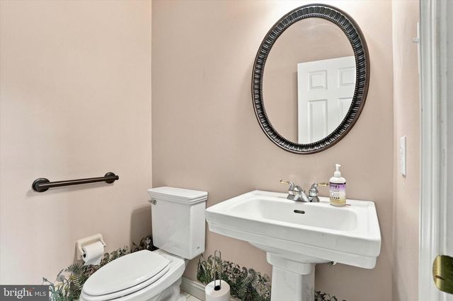 10 HARTFELD RD, Newtown, PA 18940