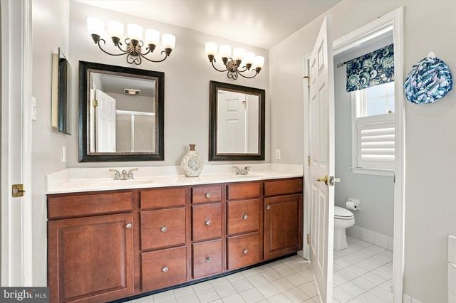 10 HARTFELD RD, Newtown, PA 18940