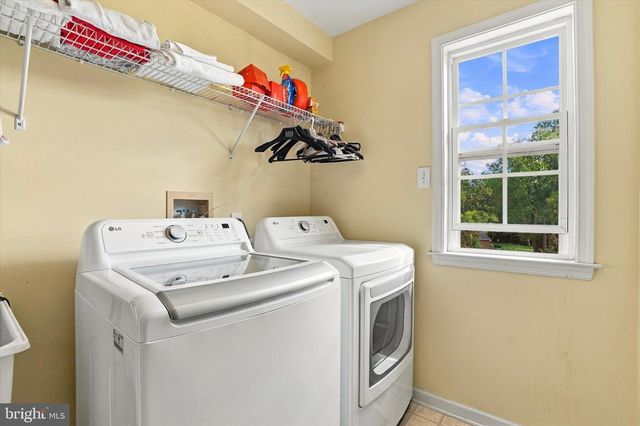 10 HARTFELD RD, Newtown, PA 18940