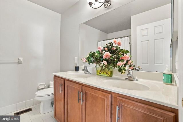 10 HARTFELD RD, Newtown, PA 18940