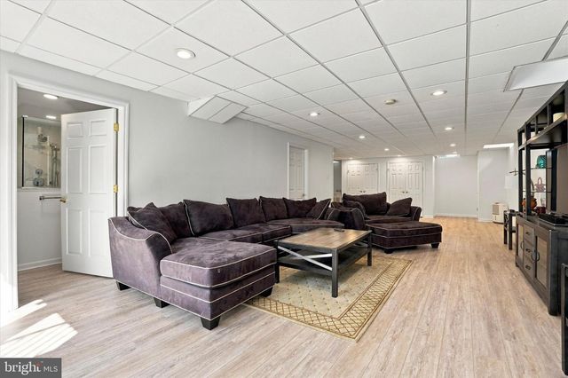 10 HARTFELD RD, Newtown, PA 18940