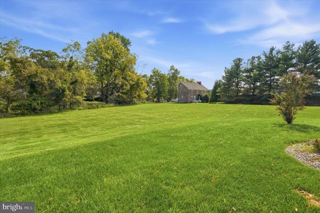 10 HARTFELD RD, Newtown, PA 18940