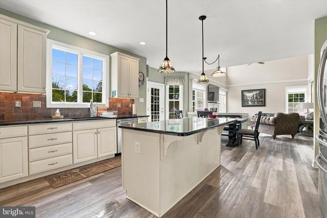 10 HARTFELD RD, Newtown, PA 18940