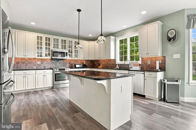10 HARTFELD RD, Newtown, PA 18940