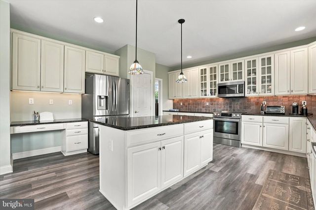 10 HARTFELD RD, Newtown, PA 18940