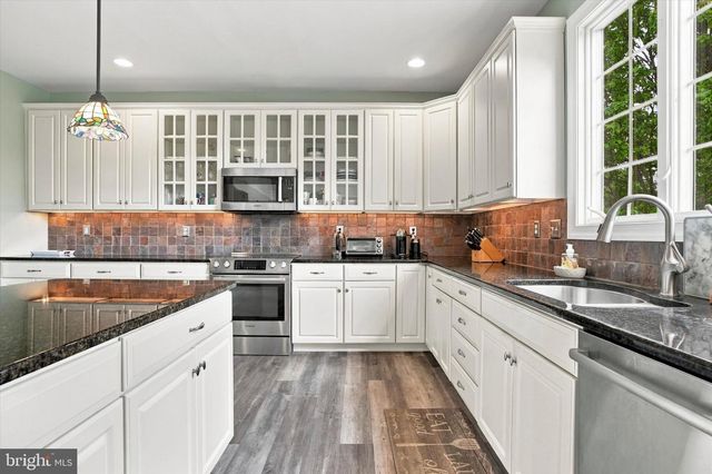 10 HARTFELD RD, Newtown, PA 18940