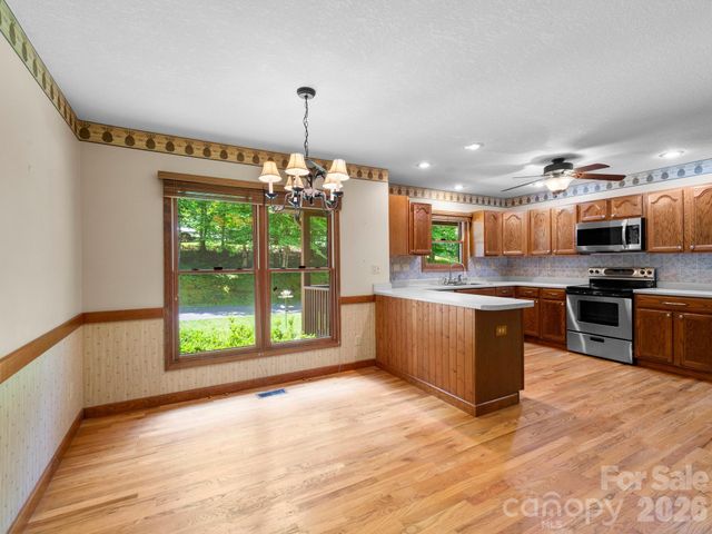 11 Robin Lane, Weaverville, NC 28787