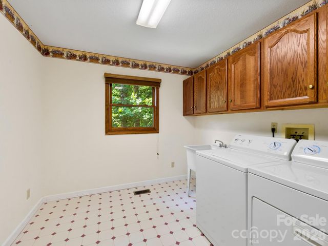 11 Robin Lane, Weaverville, NC 28787