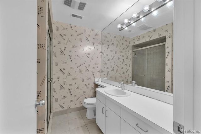 6689 Ridgefield Circle 203, West Bloomfield, MI 48322