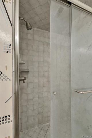 6689 Ridgefield Circle 203, West Bloomfield, MI 48322