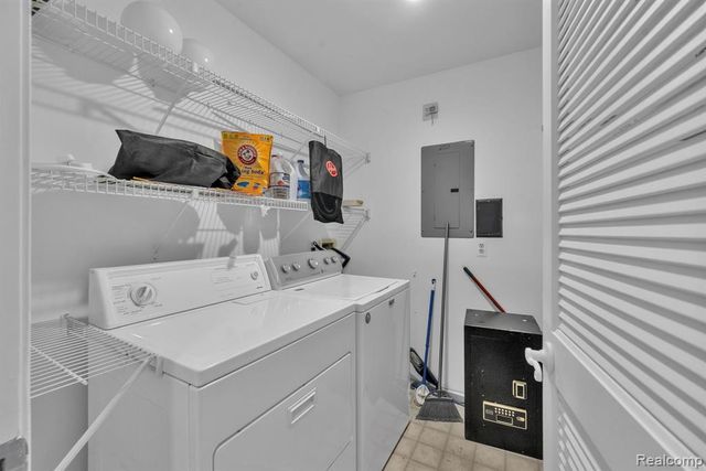 6689 Ridgefield Circle 203, West Bloomfield, MI 48322