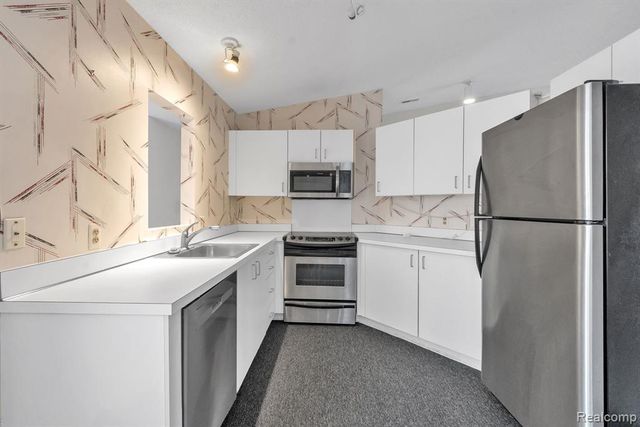 6689 Ridgefield Circle 203, West Bloomfield, MI 48322