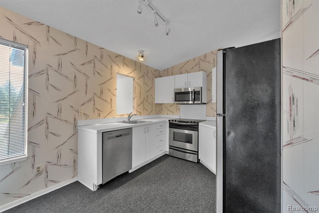 6689 Ridgefield Circle 203, West Bloomfield, MI 48322