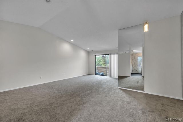 6689 Ridgefield Circle 203, West Bloomfield, MI 48322