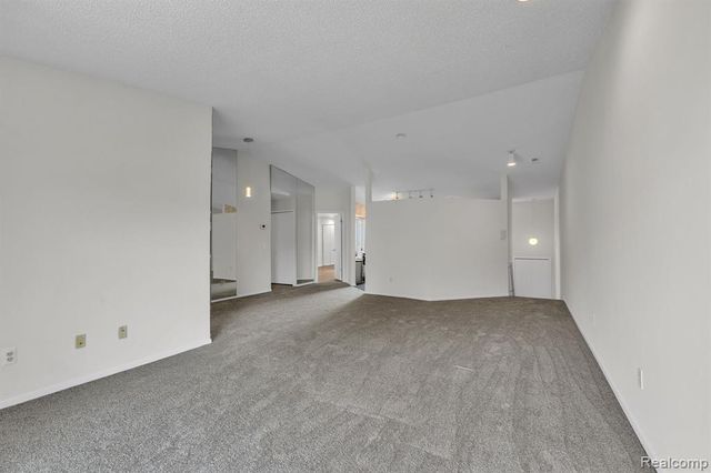 6689 Ridgefield Circle 203, West Bloomfield, MI 48322
