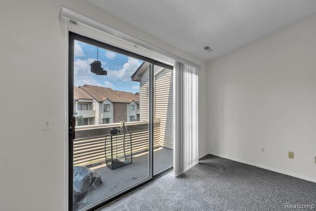6689 Ridgefield Circle 203, West Bloomfield, MI 48322
