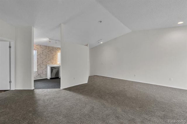 6689 Ridgefield Circle 203, West Bloomfield, MI 48322