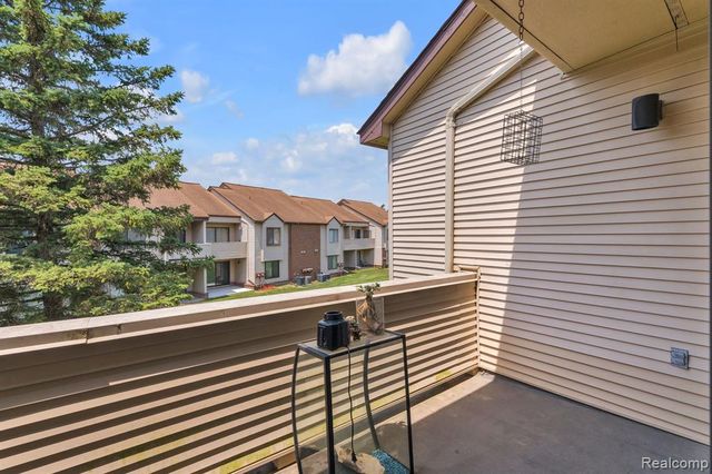 6689 Ridgefield Circle 203, West Bloomfield, MI 48322